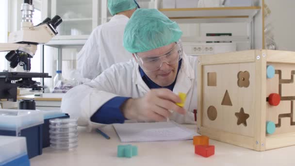 Cientistas idiotas falhando na ciência — Vídeo de Stock