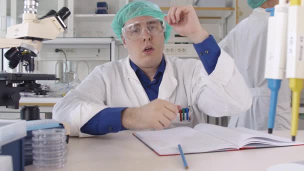 Cientista Médico Cansado e Deprimido em Laboratório — Vídeo de Stock