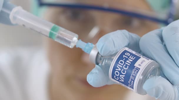 Kobieta naukowiec medyczny przygotowuje Covid 19 Szczepionka — Wideo stockowe
