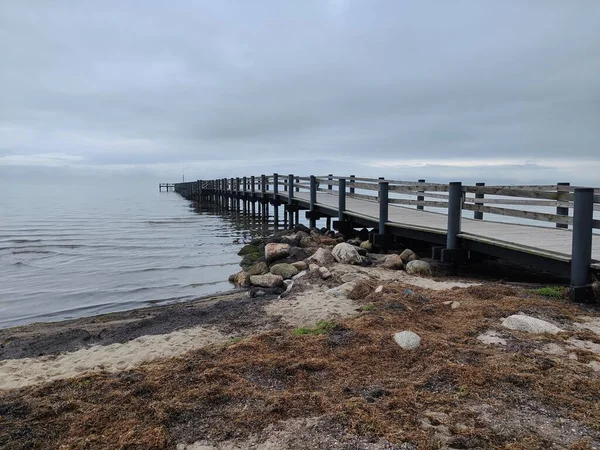 Yumuşak sulara uzanan ahşap iskele - Rydeback