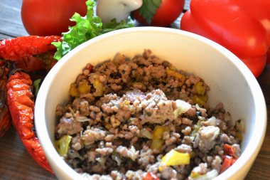 Sıcak sulu biftek, domates sosu, acı biber, baharatlar, tavada doğranmış sebze, klasik tarif, yakın çekim görüntüsü..