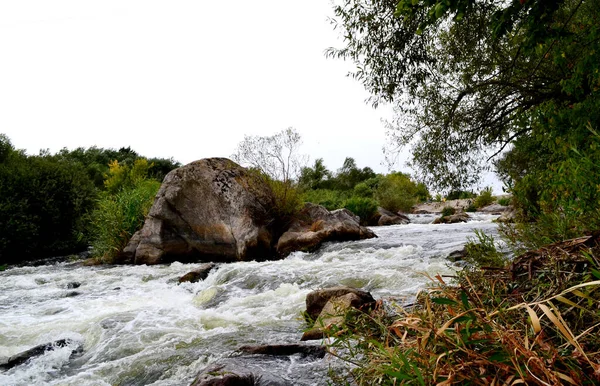 Hegyi Gyors Folyó Patak Víz Sziklák — Stock Fotó