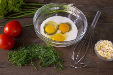 Sütlü 3 yumurtalı omlet. Kahvaltı hazırla. Sütlü yumurtalar cam tabakta