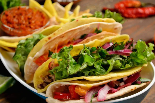 Mexikanska Tacos Med Kyckling Nötkött Paprika Sallad Tomater Och Nachos — Stockfoto