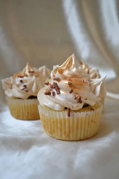 Νόστιμο Cupcake Λευκή Και Χρυσή Κρέμα Επικάλυψη Σοκολάτας Φόντο Γάλακτος — Φωτογραφία Αρχείου