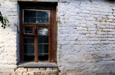 Eski tuğla duvardaki eski pencere. Arkaplan.