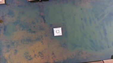 Şehrin havadan görünümü 4k ve Hindistan'da otantik göl. İnsansız hava aracı kamerasını yukarı çek. Hindistan Karnataka Gokarna.