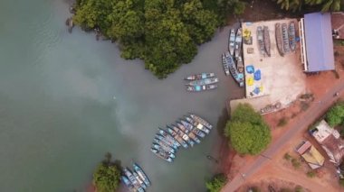 Hindistan'da havadan görünümü 4k otantik balıkçı tekneleri. İnsansız hava aracı kamerasını yukarı çek. Karnataka eyaletinde Hint nehri.