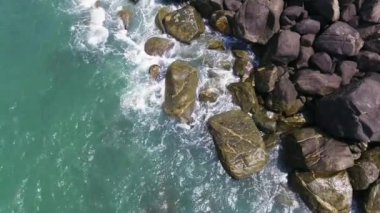 Siyah taşlar plaj ulaşan deniz dalgaları amazing hava görünümü 4k.