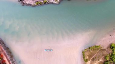 Mavi su ve kum üzerinde tropikal bir adaya güzel uçuş kamera drone. Havadan görünüm 4k. 