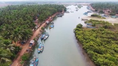 Nehir ve otantik balıkçı tekneleri üzerinde Amazing hava görünümü 4k drone uçuş. İnsansız hava aracı atışı. Hindistan Karnataka devlet Kumta.