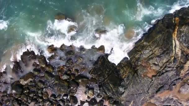 Hermosa Vista Olas Del Mar Estrellándose Sobre Rocas Negras India — Vídeos de Stock