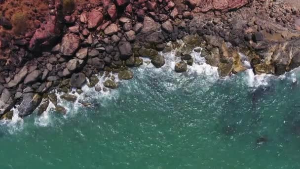 Vista Aérea Das Ondas Mar Atingindo Praia Pedras Pretas Imagens — Vídeo de Stock