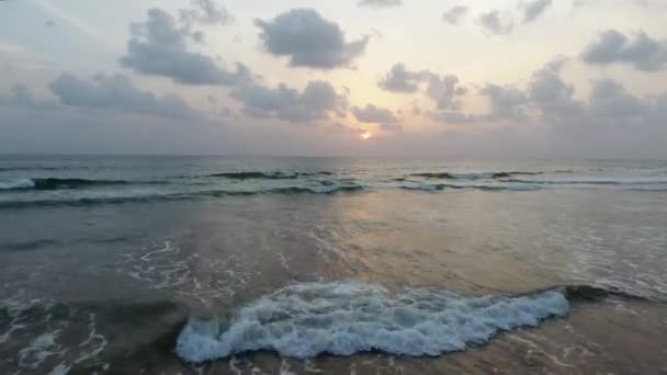 海の波は 空中ビュー映像を下にトップダウン 航空写真 インド ゴカルナ サンセット — ストック動画