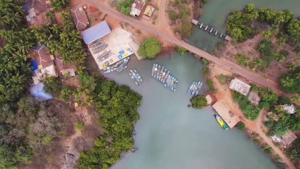 美しい航空写真 インドの本格的な漁船 ドローンカメラをダウンする方法 — ストック動画