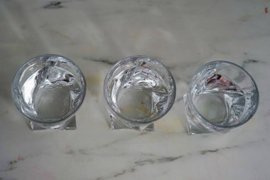 Masada tamamen boş olan üç bardak bir sonraki kullanımını ya da bir sonraki içkilerini bekliyor.