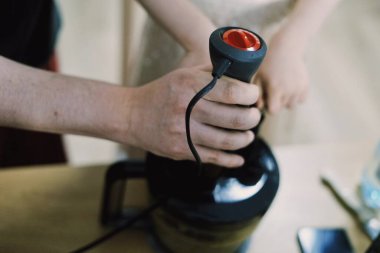Bir insan kendinden emin bir şekilde blender kızını aile bağları evinde pişiriyor.