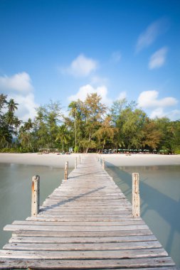 Güzel bir plaj arka plana ahşap köprü pier.