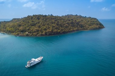 Yelken. Gemi denizde beyaz Yelkenli Yatlar. Lüks tekneler. Yelkenli tekne rakip.