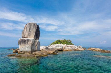 Büyük olan doğa Koh Hin oğlu Adası Lipe Tarutao Milli Parkı Satun Adası Tayland yakın tarafından taş.