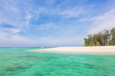 Görünüm tropikal beyaz kum dağ Beach, Lipe Island, Tayland.