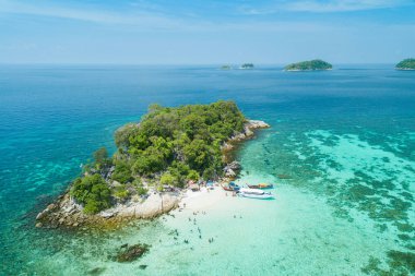 Kimliği belirsiz turist havadan görünümü zevk ve Koh Rok Roy veya Koh Rokroy (Rok Roy Adası), Lipe Adası, Tarutao Ulusal Deniz Parkı, Satun ilinde, Tayland beyaz kum plaj sakin ol.