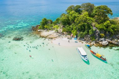Kimliği belirsiz turist havadan görünümü zevk ve Koh Rok Roy veya Koh Rokroy (Rok Roy Adası), Lipe Adası, Tarutao Ulusal Deniz Parkı, Satun ilinde, Tayland beyaz kum plaj sakin ol.