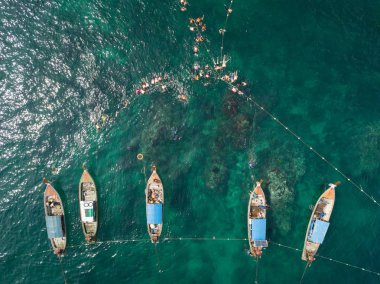 Kimliği belirsiz turist Jabang doruk, Lipe Island, Tayland faaliyet şnorkel havadan görünümü.