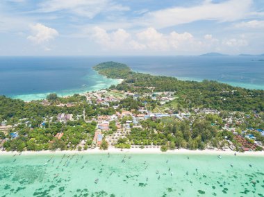 Yüksek hava genel bakış bütün tropikal Lipe ada ve Andman deniz Satun ilinde, Tayland.