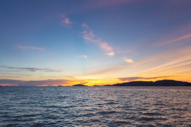 Günbatımı gökyüzü ve deniz. Deniz günbatımı turuncu ve mavi bulutlar ile. Tropikal deniz ve uzak ada siluet. Pastoral seaview. Hala deniz romantik manzara. Tropikal deniz günbatımı manzarası. Seyahat fotoğraf
