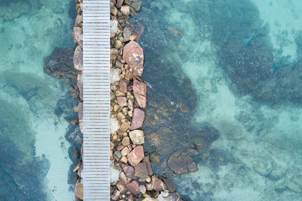 海背景に木製の橋脚の航空写真 — ストック写真