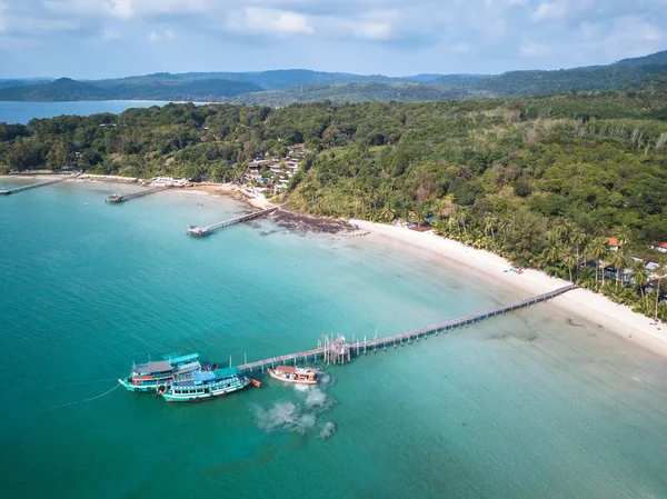 Ahşap iskele ve Yelkenli tekne arka plan ile güzel Beach havadan görünümü.
