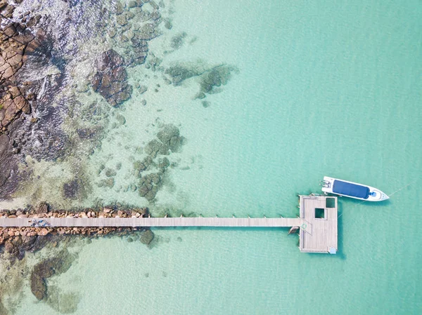 木製の桟橋とスピード ボートの背景に美しいビーチの空撮 — ストック写真