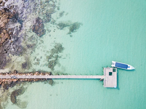 Ahşap iskele ve hız tekne arka plan ile güzel Beach havadan görünümü.