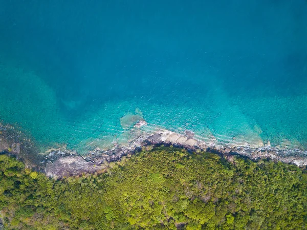 トロピカルなビーチ コピー領域を持つ島青い海の背景の空撮 — ストック写真