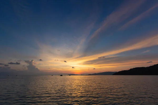 Drammatico Bel Cielo Tramonto Ore Oro Sullo Sfondo Spiaggia Mare — Foto Stock