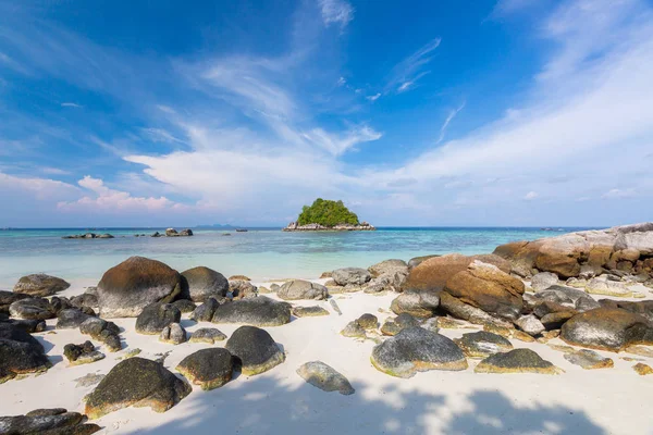 泰国沙敦省朴岛的意外海滩度假村附近美丽的热带白色沙滩和岩石 — 图库照片