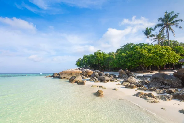 泰国沙敦省朴岛的意外海滩度假村附近美丽的热带白色沙滩和岩石 — 图库照片