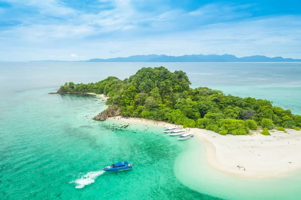 Tropikal Beach yakınında Koh Lipe Satun Tayland Koh Khai, Andaman Denizi havadan görünümü.