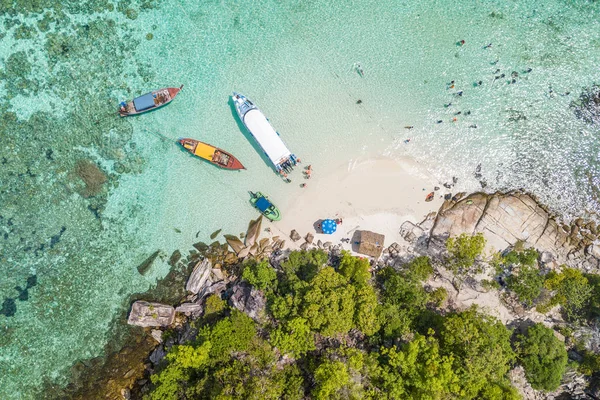 Kimliği belirsiz turist havadan görünümü zevk ve Koh Rok Roy veya Koh Rokroy (Rok Roy Adası), Lipe Adası, Tarutao Ulusal Deniz Parkı, Satun ilinde, Tayland beyaz kum plaj sakin ol.