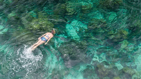 青い海で泳いでいる女性 フルフェイスのシュノーケ リング マスクでシュノーケ リングの女の子 浅い海のサンゴ礁 海底シュノーケルします 海岸の水中写真 アクティブな海辺での休暇 熱帯の海でのウォーター — ストック写真