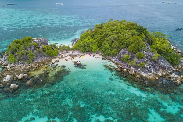 朴岛附近的热带白色沙滩和水晶蓝海的鸟瞰图 Kra 是泰国安达曼海南部地区的一组小型岩石小岛 — 图库照片