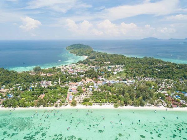 Yüksek hava genel bakış bütün tropikal Lipe ada ve Andman deniz Satun ilinde, Tayland.