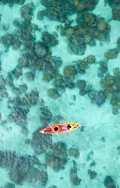 カヌーやカヤックで海島背景のカップルの空撮 リペ島 テキストのためのスペース — ストック写真