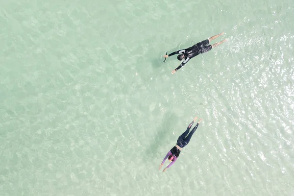 観光客のカップルが海の背景に水泳します リラックス レクリエーションや職業の概念に使用できます — ストック写真