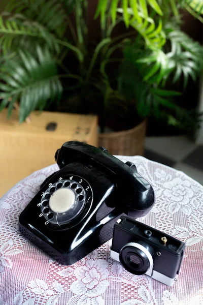 Telefone Velho Cor Preta Mesa Madeira Clássico Estilo Retro Vintage — Fotografia de Stock