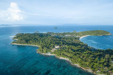 Yüksek hava genel bakış bütün tropikal Lipe ada ve Andman deniz Satun ilinde, Tayland.
