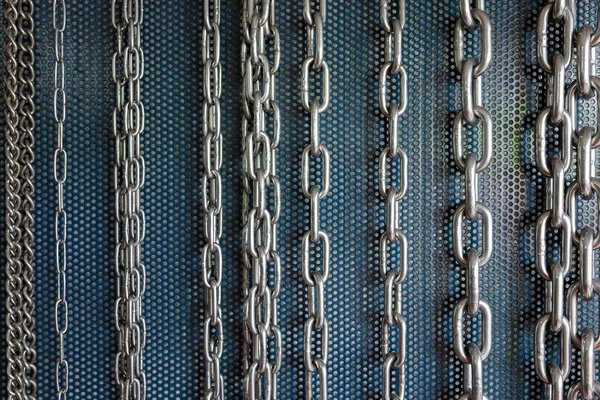 Cadenas metálicas para el fondo de concepto de enlace fuerte industrial. — Foto de Stock