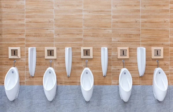 Urinals men public toilet Closeup white urinals in men's bathroo — Fotografia de Stock