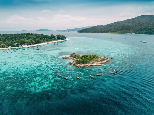 Aerial view of Unidentified tourists enjoy and relax on the whit — Stock Fotó